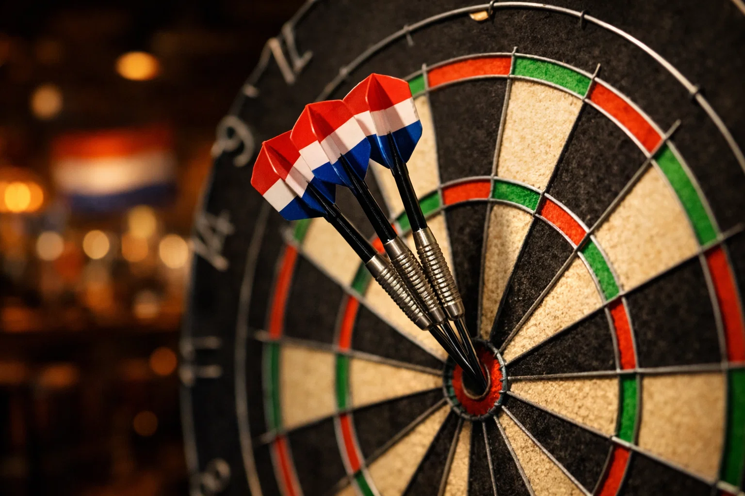 Dartbord met pijlen in een professionele speelomgeving in Nederland