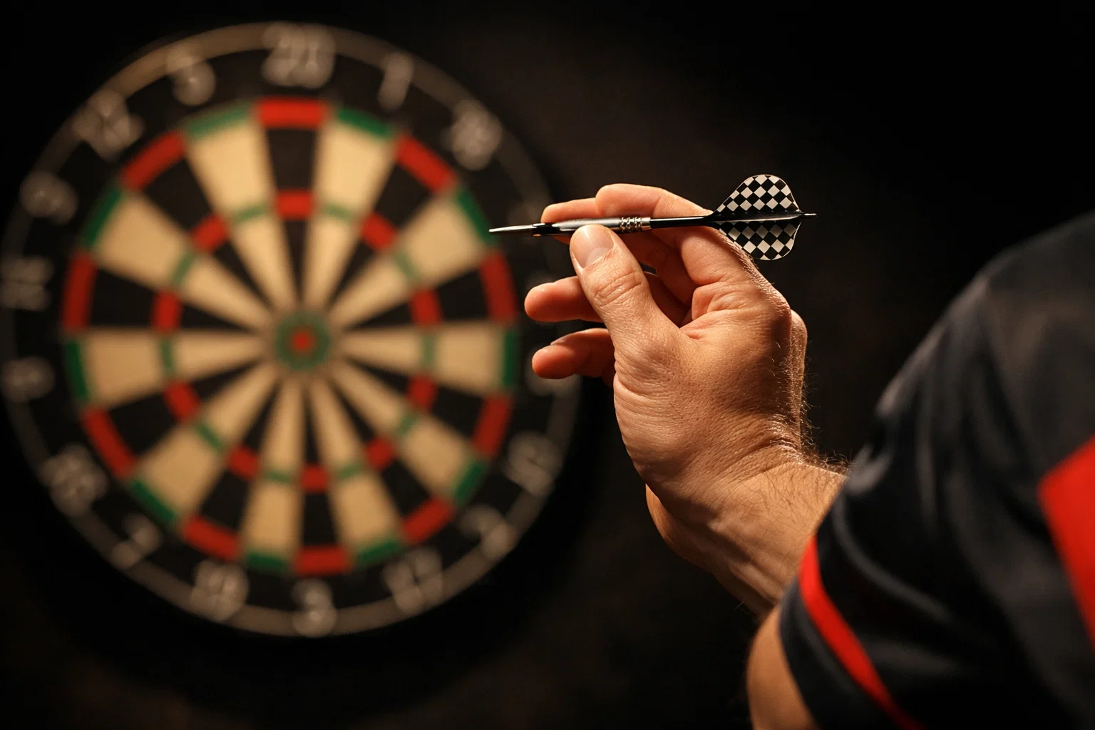 Close-up van een dartspeler die mikt op het dartbord tijdens een wedstrijd